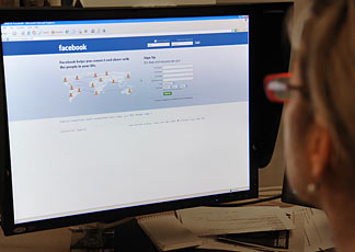S� al social network in azienda. Ma con cautela...